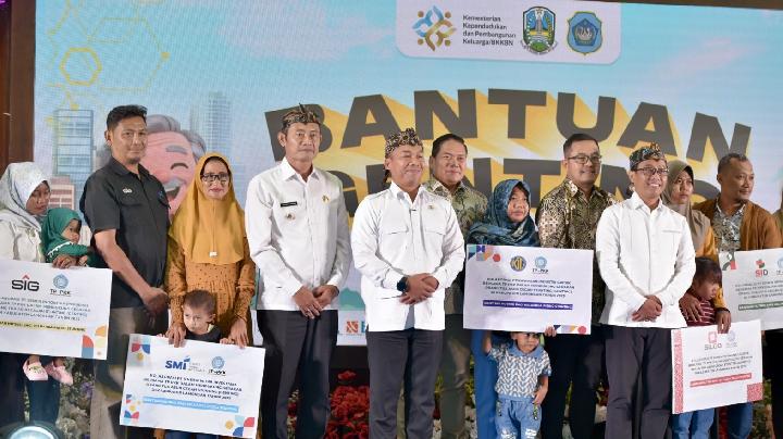 Kemenduk, Doğu Java’da bodurluk riski taşıyan aileleri ziyaret etmekten gurur duyuyor