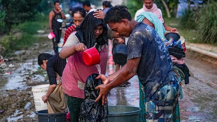 PMI, Kuzey Sumatra ve Aceh’deki Sel Mültecilerine 1 Ton Kıyılmış Abon Gönderdi