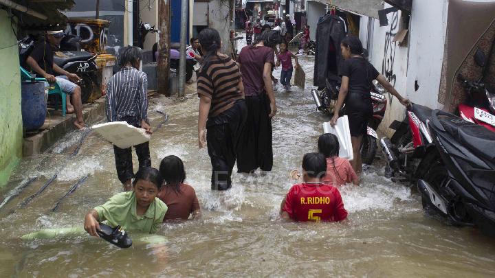 Floods Inundate Six Neighborhoods Across Jakarta