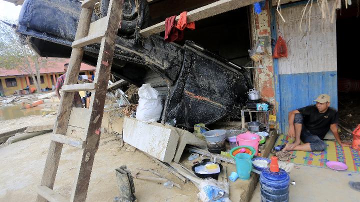 Electrical Engineering Students Offer Electronic Repair Services for Flood Victims in Aceh