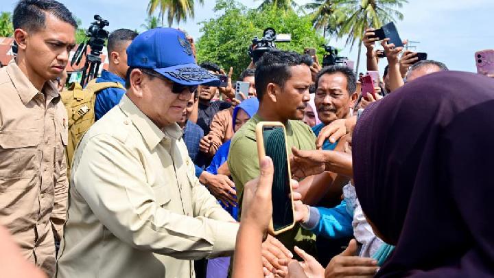 Prabowo Pimpin Rapat Koordinasi Setelah Tinjau Lokasi Banjir Sumatera