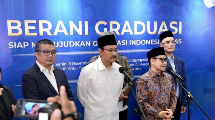 Cak Imin ve Gus Ipul Cakarta’da Sosyal Yardım Alıcılarından Mezun oluyor