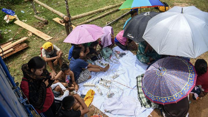 DPR: Pembagian 500 Ponsel ke Korban Bencana Harus Transparan