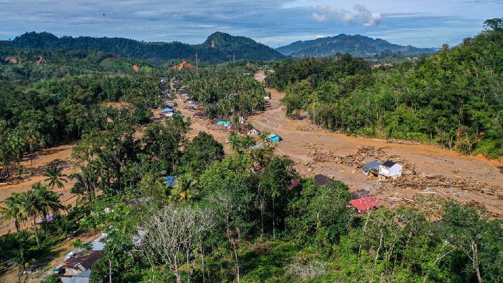 Gov't Seals Palm Oil Plantation Suspected of Causing Floods in Central Tapanuli