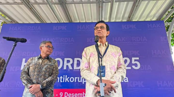 Gubernur Yogyakarta Sri Sultan Hamengku Buwono X (kanan) di Kantor Gubernur Yogyakarta, Yogyakarta, 9 Desember 2025. Tempo/Raihan