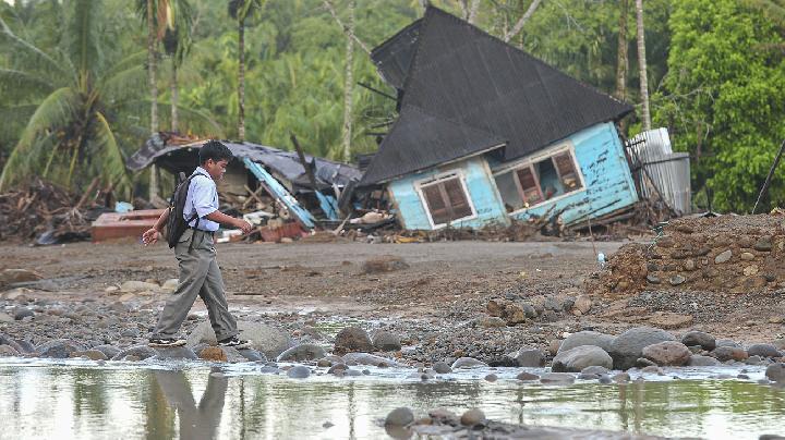 West Sumatra Police Provide Free Motorcycle Repairs for Flood Victims