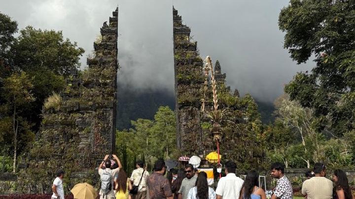Bali Handara Gate a Hit with Chinese, Indian Tourists