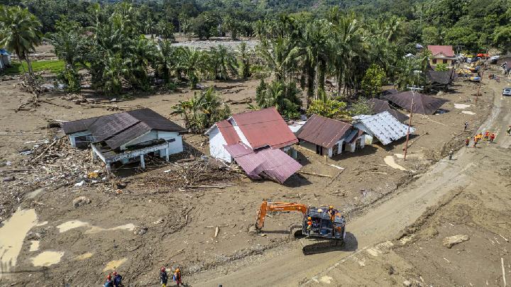 BNPB: Sumatra Post-Flood Mud Reaches Record 3 Meters