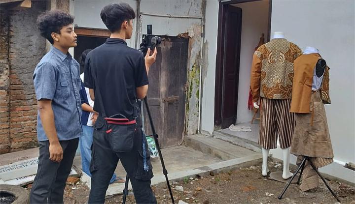 Mahasiswa mendokumentasikan karya batik dari Program Inovasi Seni Nusantara (PISN) 2025 yang digelar Fakultas Seni Rupa dan Desain (FSRD) ISI Surakarta. Program itu berlangsung Oktober-Desember 2025. Dokumentasi Tim PISN 2025 Dok. FSRD ISI Surakarta