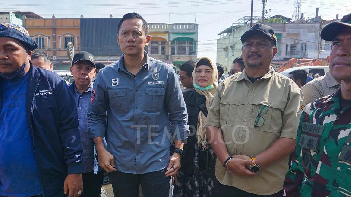 Menteri Koordinator Bidang Infrastruktur dan Pembangunan Kewilayahan Agus Harimurti Yudhoyono (AHY) berkunjung ke posko induk distribusi logistik Kabupaten Aceh Tamiang, Provinsi Aceh, 10 Desember 2025. Tempo/Ilham Balindra