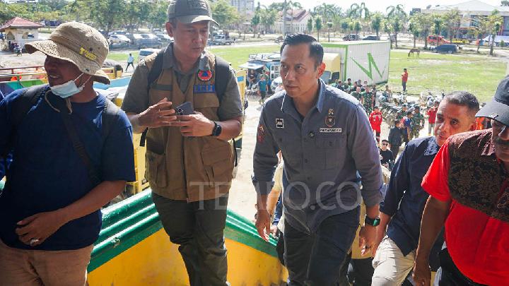 Menteri Koordinator Bidang Infrastruktur dan Pembangunan Kewilayahan Agus Harimurti Yudhoyono (AHY) berkunjung ke posko induk distribusi logistik Kabupaten Aceh Tamiang, Provinsi Aceh, 10 Desember 2025. Tempo/Ilham Balindra