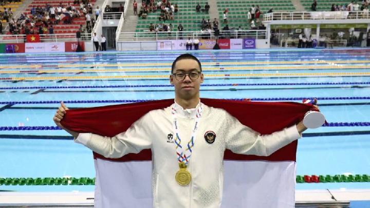 Atlet renang Jason Donovan Yusuf meraih medali emas di nomor 100 meter gaya punggung putra SEA Games 2025 Thailand, Rabu, 10 Desember 2025. Dok. Humas PB Akuatik Indonesia.