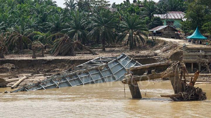 Jembatan Arah Sembilan yang terputus di Lubuk Sidup, Kabupaten Aceh Tamiang, Provinsi Aceh, 10 Desember 2025. Tempo/Ilham Balindra