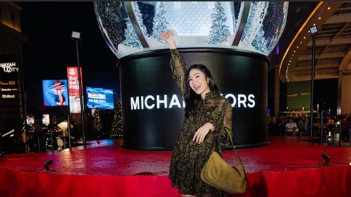 Michael Kors Pamerkan Koleksi Tas Ikonik Hamilton Moderne di Snow Globe Christmas