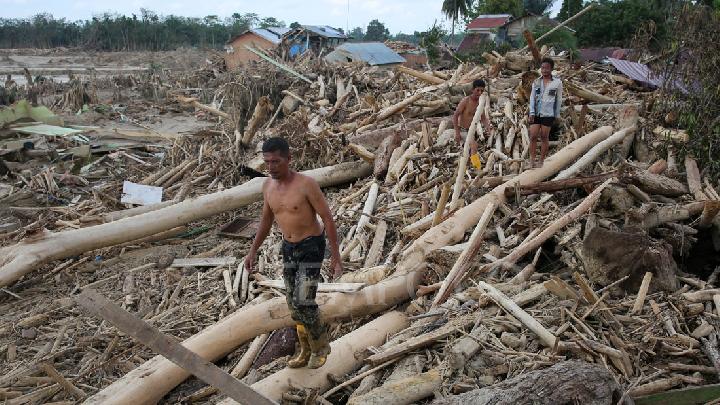 Aceh Tamiang’da Köprü Kırıldı, Sakinler Tekneyle Geçmek İçin 10 Bin IDR Ödedi