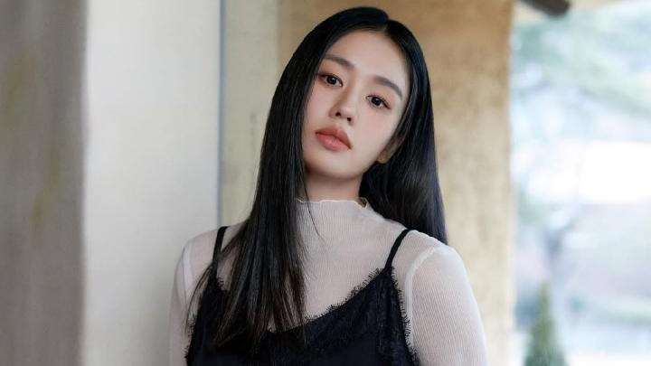 Inspirasi OOTD Kasual dan Manis ala Ahn Eun Ji Bintang Dynamite Kiss