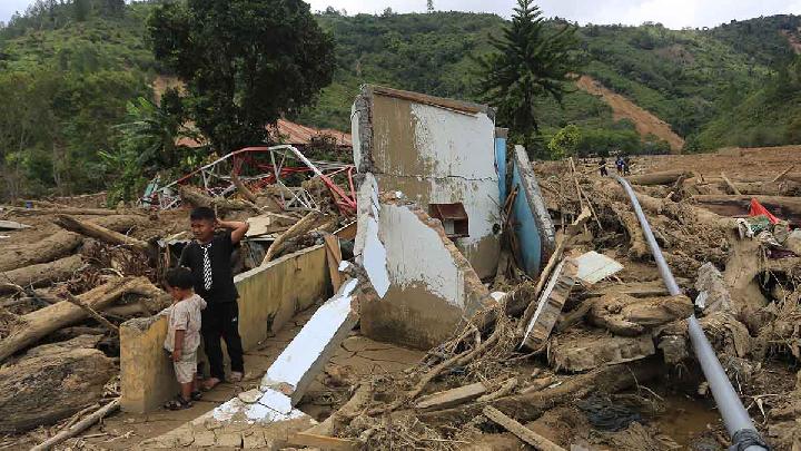Flash Floods Bring Logs from Upstream