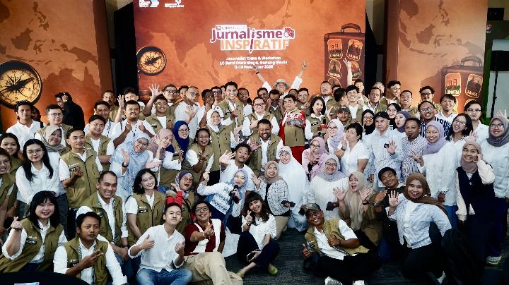 Senior Journalist Jeremy Teti, Jurnalis Era Digital Rory Asyari dan Presenter TV Tempo Dheayu Jihan bersma para jurnalis dalam acara 