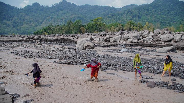 Volcanic Activity at Indonesia's Mount Semeru Remains High