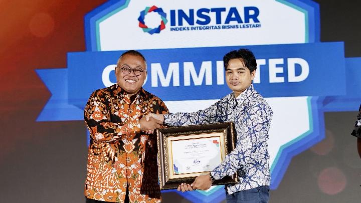 Head of Corporate Communication Indonesia Financial Group (IFG), I Gede Suhendra Kertanugraha, menerima penghargaan lencana Committed pada Malam Anugerah Integritas Bisnis Lestari (INSTAR) di Hotel Mulia, Jakarta, pada Jumat, 12 Desember 2025. TEMPO/Hendy Mulia


