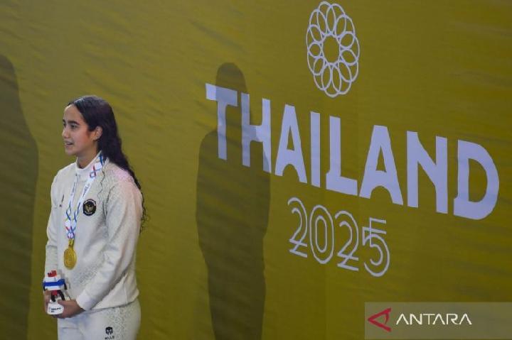 Perenang Indonesia Masniari Wolf mengikuti upacara penghormatan pemenang setelah meraih medali emas nomor 50 meter gaya punggung putri SEA Games 2025 di SAT Swimming Pool, Bang Kapi, Bangkok, Kamis (11/12/2025). Indonesia berhasil meraih medali emas 50 meter gaya punggung putra dan putri melalui Jason Donovan Yusuf dan Masniari Wolf. (ANTARA FOTO/Muhammad Ramdan/app/nym.)