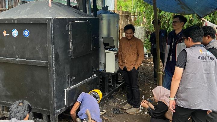 Insinerator buatan tim mahasiswa Polman Bandung dipakai warga Desa Lamajang Kecamatan Pangalengan, Kabupaten Bandung. Dok.Tim Polman