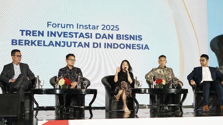 Head Corporate Communication Barito Pacific Angelin Sumendap (tengah) saat menjadi pembicara dalam  diskusi “Tren Investasi dan Bisnis Berkelanjutan” pada Malam Anugerah Indeks Integritas Bisnis Lestari (INSTAR) 2025 di Hotel Mulia, Jakarta, pada Jumat, 12 Desember 2025. TEMPO/Hendy Mulia
