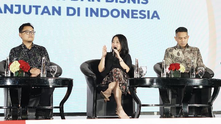 Head Corporate Communication Barito Pacific Angelin Sumendap (tengah) saat menjadi pembicara dalam  diskusi 