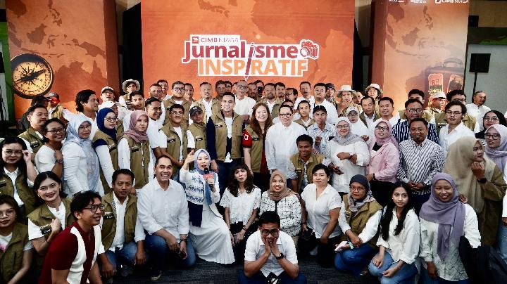 Jurnalis Senior, Aiman Witjaksono dan Head of Digital Banking & Contact Center CIMB Niaga, Lusiana Saleh bersama para jurnalis dalam acara 