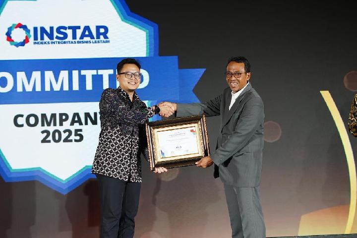 Executive Vice President Pengembangan Bisnis dan Korporat PLN Abdan Hanif Satria menerima Anugerah Indeks Integritas Bisnis Lestari (INSTAR) 2025 kategori committed pada Malam Anugerah INSTAR 2025 di Hotel Mulia, Jakarta, pada Jumat, 12 Desember 2025. TEMPO/Hendy Mulia