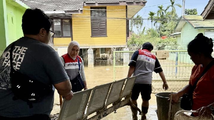 Pertamina Bersihkan Puskesmas Rantau di Posko Aceh Tamiang