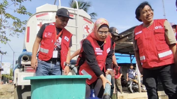 PMI Banten, Komeng ile birlikte Kuzey Sumatra’ya Yardım Dağıtıyor