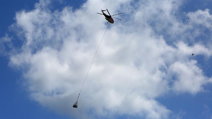 Helikopter Sikorsky S-61 A mengangkut logistik bencana menggunakan metode sling load atau angkut gantung di Pangkalan Udara Sultan Iskandar Muda, kabupaten Aceh Besar, Aceh, 20 Desember 2025. Antara/Ampelsa