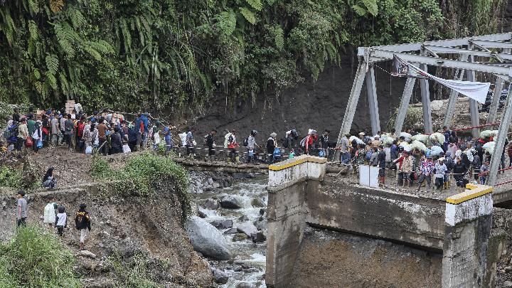 TNI ve Sakinleri Burlah, Orta Aceh’de Acil Durum Köprüsü İnşa Ediyor