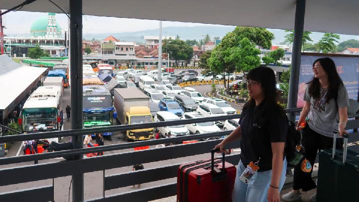 Calon penumpang kapal di atas jembatan pejalan kaki Pelabuhan Ketapang, Banyuwangi, Jawa Timur, 21 Desember 2025. Antara/ Budi Candra Setya