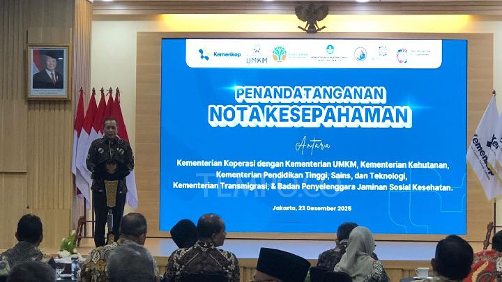 Menteri Koperasi Ferry Juliantono di Jakarta, 23 Desember 2025. Tempo/Adil Al Hasan