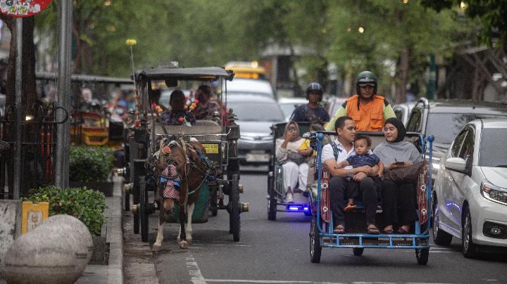 Pengunjung berwisata di Malioboro, Yogyakarta, 23 Desember 2025. Antara/Andreas Fitri Atmoko