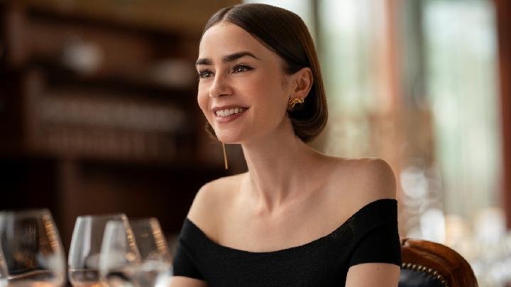 Tampil Beda, Ini Alasan Lily Collins Muncul dengan Rambut Bob di Emily in Paris Season 5
