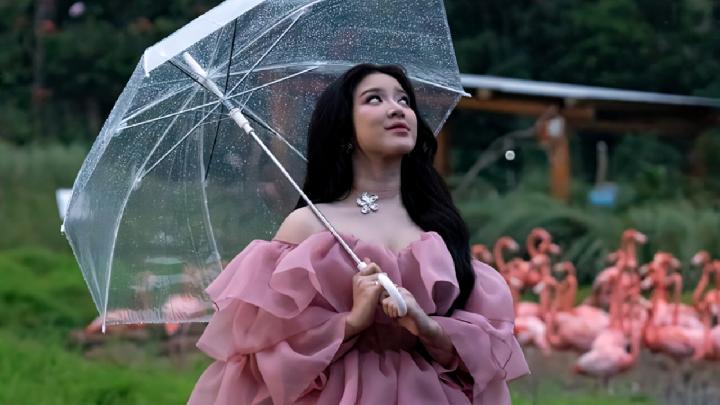 Pesona Tiara Andini Tampil Anggun dan Lembut di Video Klip Lagu Cinta Seperti Aku