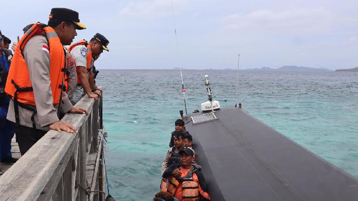 16 WNA Asal Uzbekistan Terdampar di Kabupaten Alor