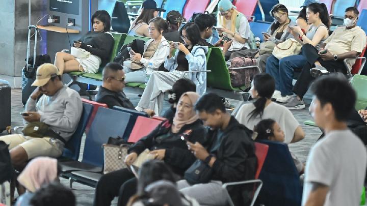 Calon penumpang pesawat menunggu jadwal penerbangan di Terminal Domestik Bandara Internasional I Gusti Ngurah Rai, Badung, Bali, 30 Desember 2025. Antara/Fikri Yusuf