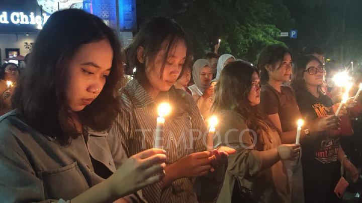Penyalaan lilin menyambut pergantian tahun 2026 di tengah suasana Car Free Night di koridor Jalan Gatot Subroto, Solo, Jawa Tengah, 31 Desember 2025. Tempo/Septhia Ryanthie