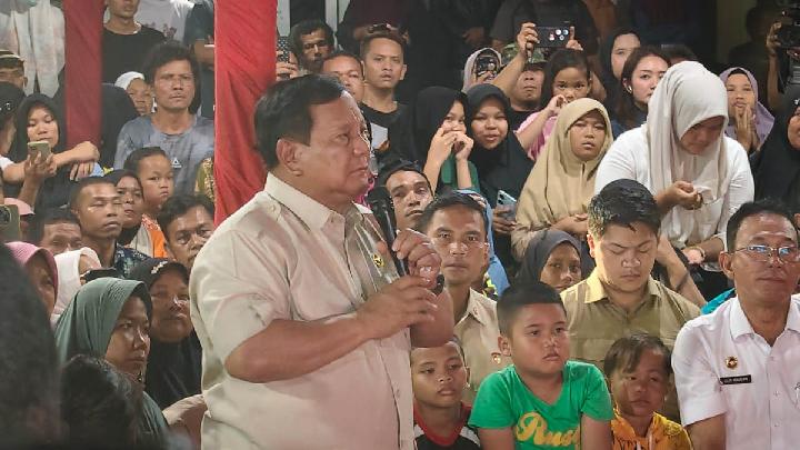 Prabowo Spends New Year's Eve with Flood Victims to Show Empathy