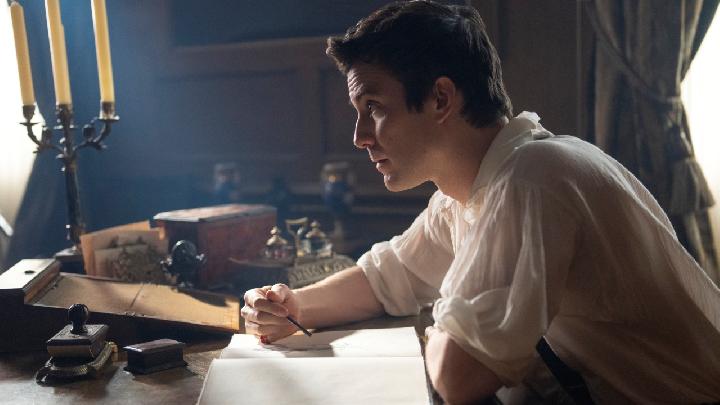 Mengenal Luke Thompson, Pemeran Benedict Bridgerton yang Penuh Pesona