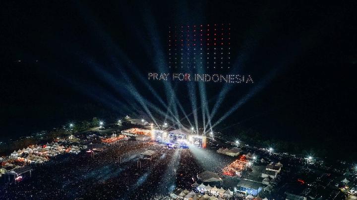 Light Show Drone dalam acara Batulicin Festival (Batfest) 2025 di Pantai Jhonlin, pada Kamis, 1 Januari 2026. Dok. DPR RI