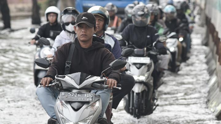 Şiddetli yağış nedeniyle Doğu Cilandak bölgesi sular altında kaldı