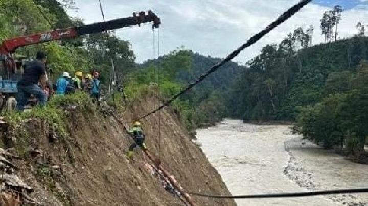 Proses perbaikan tiang listrik yang terdampak longsor di Desa Uring, Kabupaten Gayo Lues, Aceh, pada Desember 2025. Dok. PLN