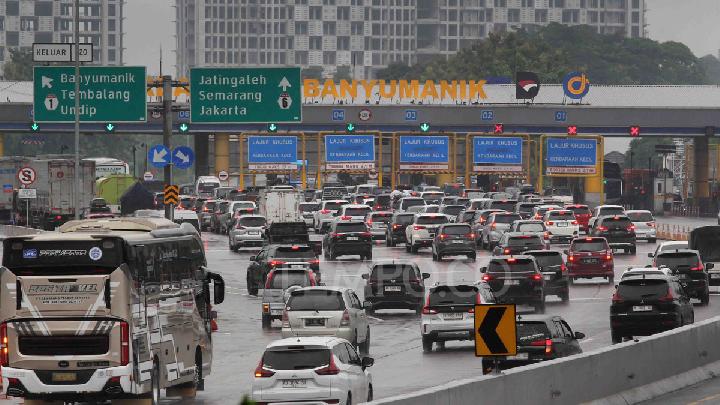 Kendaraan arah ke Jakarta memadati gerbang Tol Banyumanik pada akhir libur Tahun Baru 2026, Semarang, Jawa Tengah, 3 Desember 2026. Tempo/Budi Purwanto
