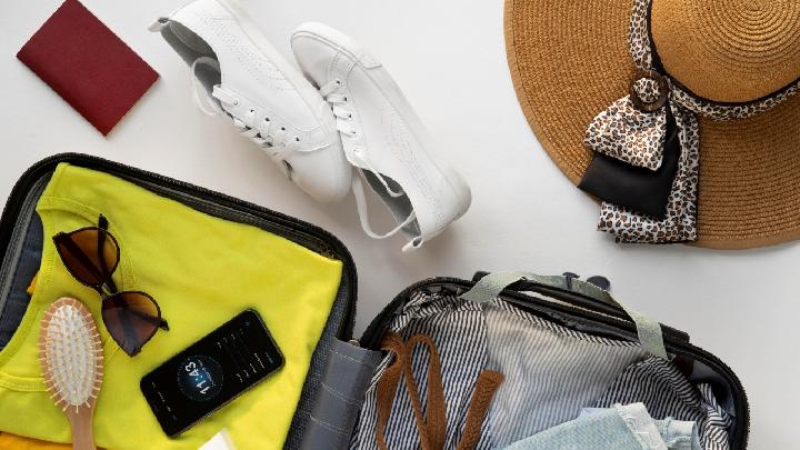 Ringkas dan Tetap Stylish, Ini Barang Fashion yang Wajib Dibawa Saat Traveling