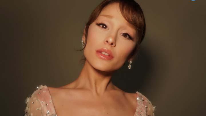 Ariana Grande Tampil dengan Hair Style Beda di Critics Choice Awards 2026